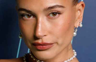 Hailey Bieber abia dacă a trăit în anii ’90, dar tot a reușit acest look cu ochi glazurați – Vezi fotografiile