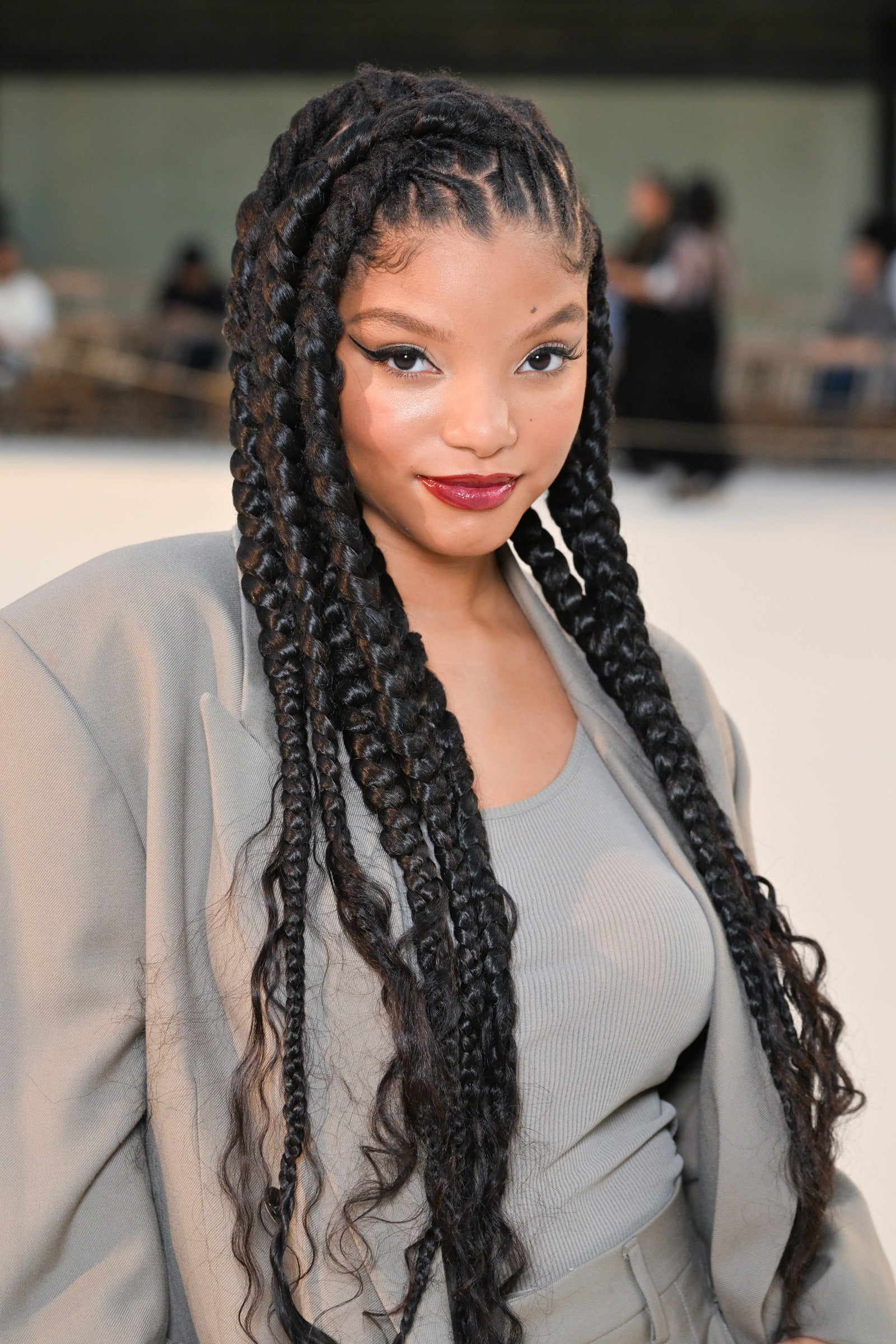Halle Bailey și-a transformat părul în niște împletituri buclucașe Jumbo Braids – Vezi fotografiile