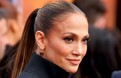 Lacurile de unghii exacte din spatele manichiurii „Peaches and Cream” a lui Jennifer Lopez – Vezi foto