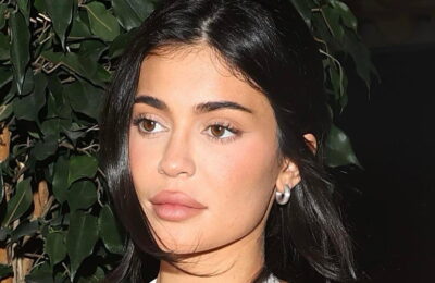 Kylie Jenner tocmai a combinat tendințele Milk Bath și Glazed Donut Nail Trends într-o singură manichiură – Vezi video