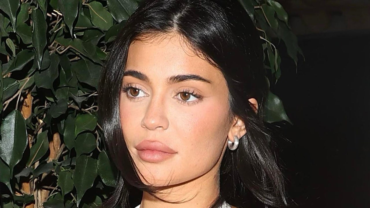Kylie Jenner tocmai a combinat tendințele Milk Bath și Glazed Donut Nail Trends într-o singură manichiură – Vezi video