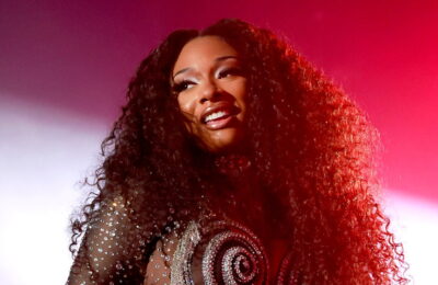 Doar Megane Thee Stallion m-ar putea face să iubesc aceste buze holografice „Blueberry” – Vezi poze