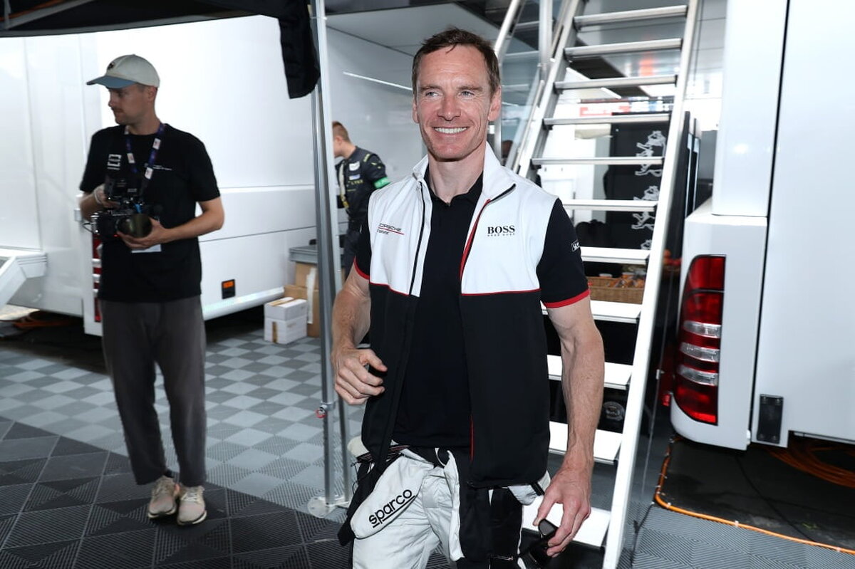 Michael Fassbender s-a prăbușit în afara cursei Le Mans din Franța, actorul nefiind rănit – News24