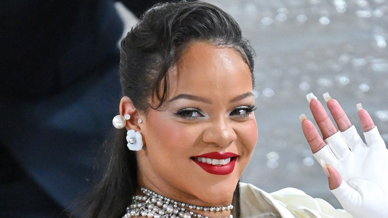 Rihanna tocmai a semnat manichiura cu baie de lapte pentru vară – Vezi poze