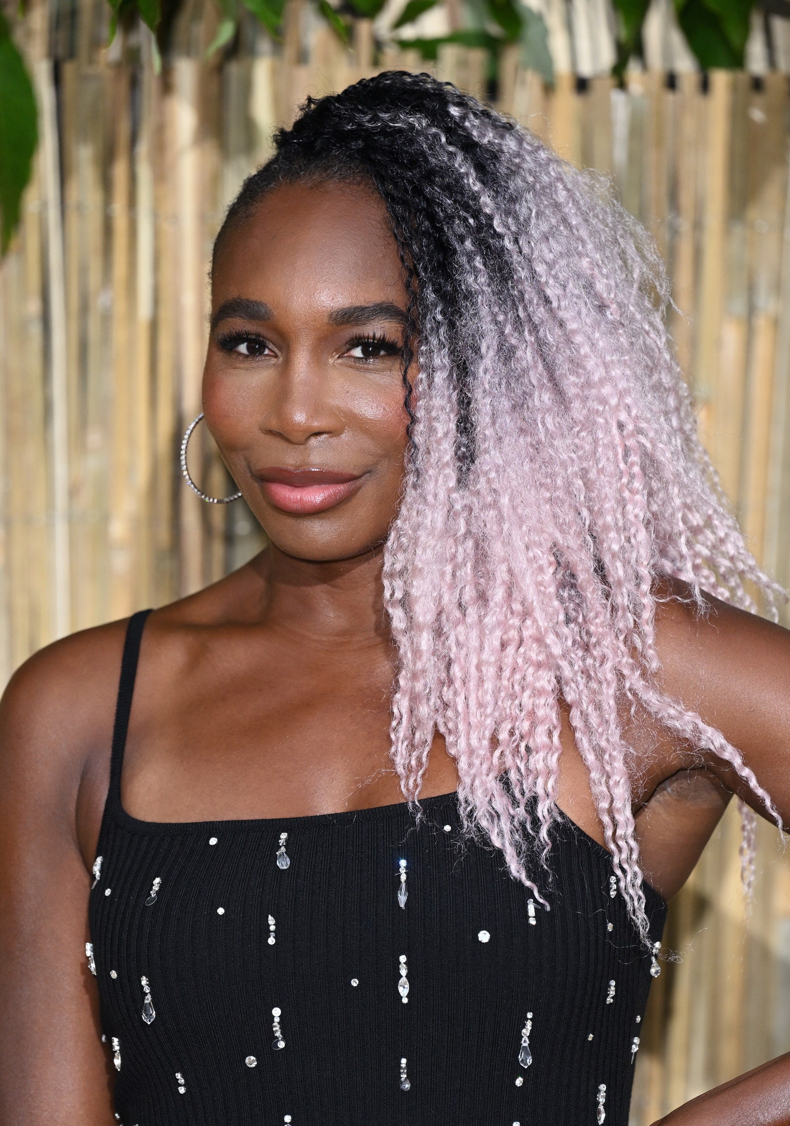 Venus Williams și-a vopsit părul în roz vată de zahăr și a simulat o tunsoare – Vezi poze