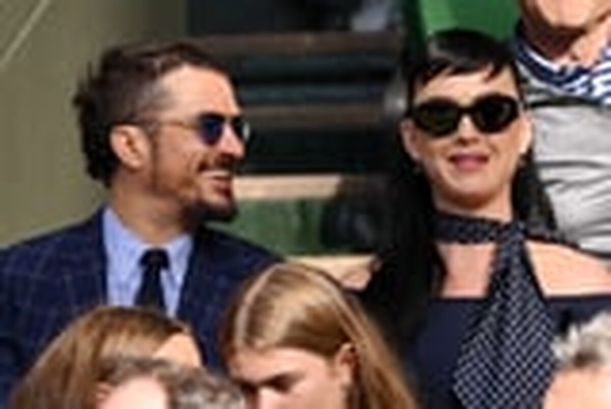 Katy Perry și Orlando Bloom împart sărutări și o paletă de culori asortată
