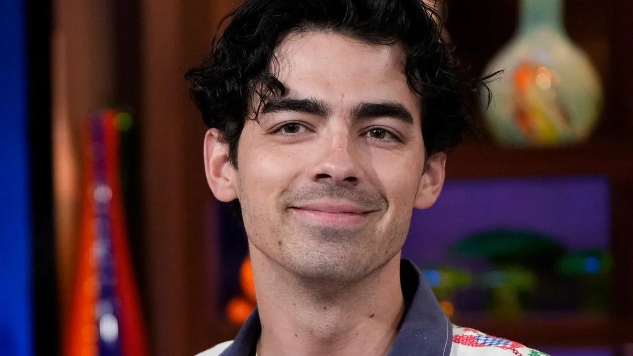 Joe Jonas împărtășește o poveste de groază cu pantaloni albi și suferință gastrică