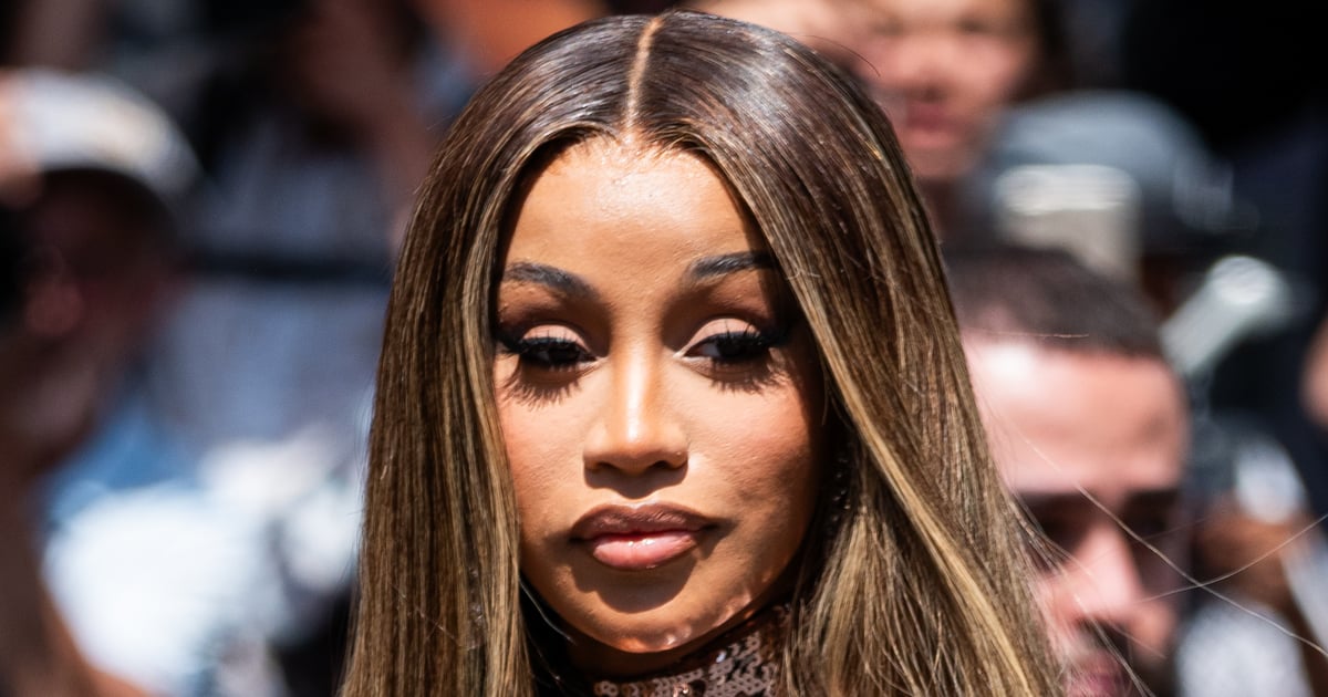 Ținutele lui Cardi B în videoclipul „Point Me 2”
