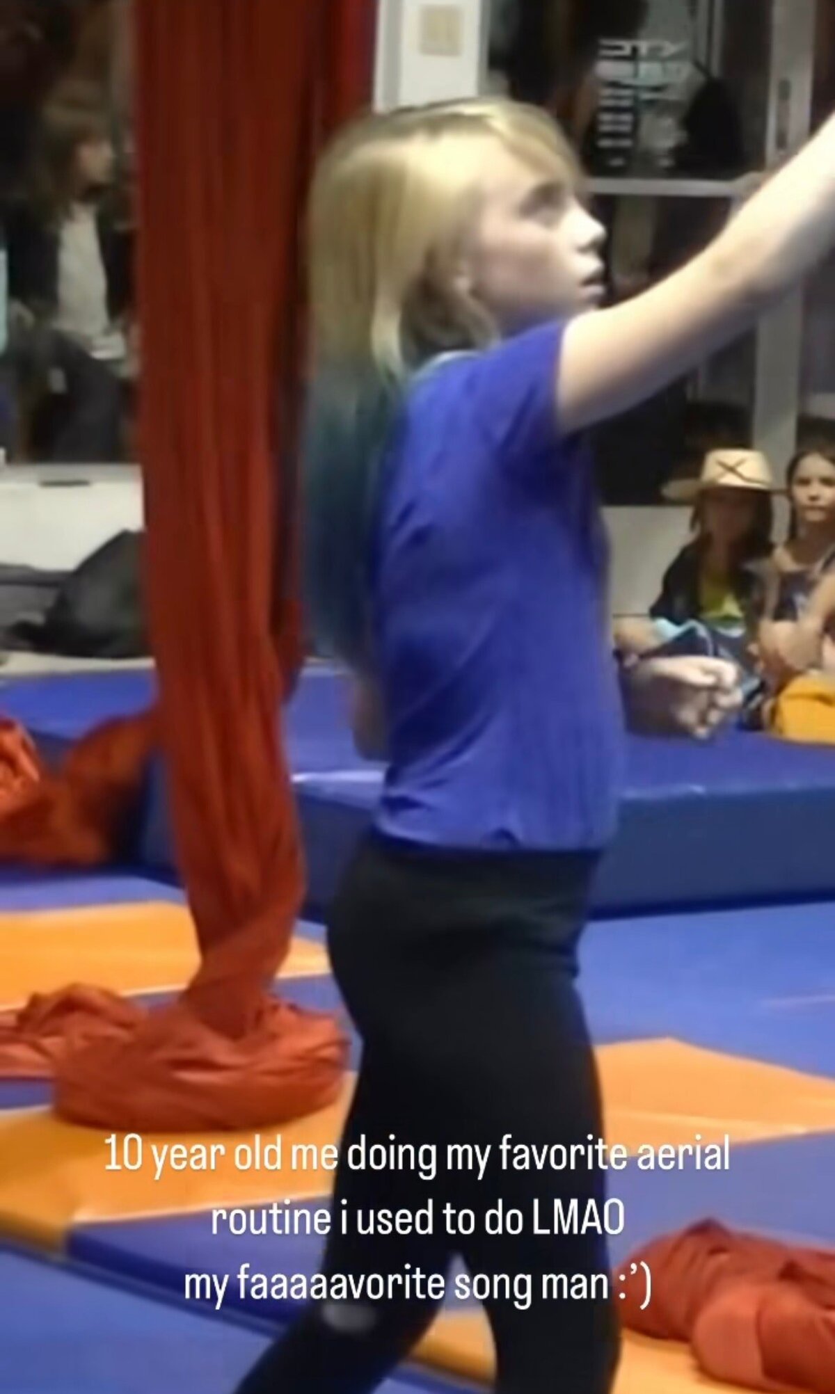 Firește, Billie Eilish avea părul colorat prin vopsire prin imersiune chiar și la vârsta de 10 ani – Vezi poze