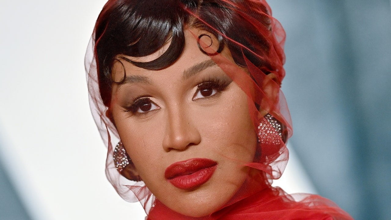 Cardi B arată exact ca Prince cu acest Fauxhawk cu bucle masive – Vezi poze
