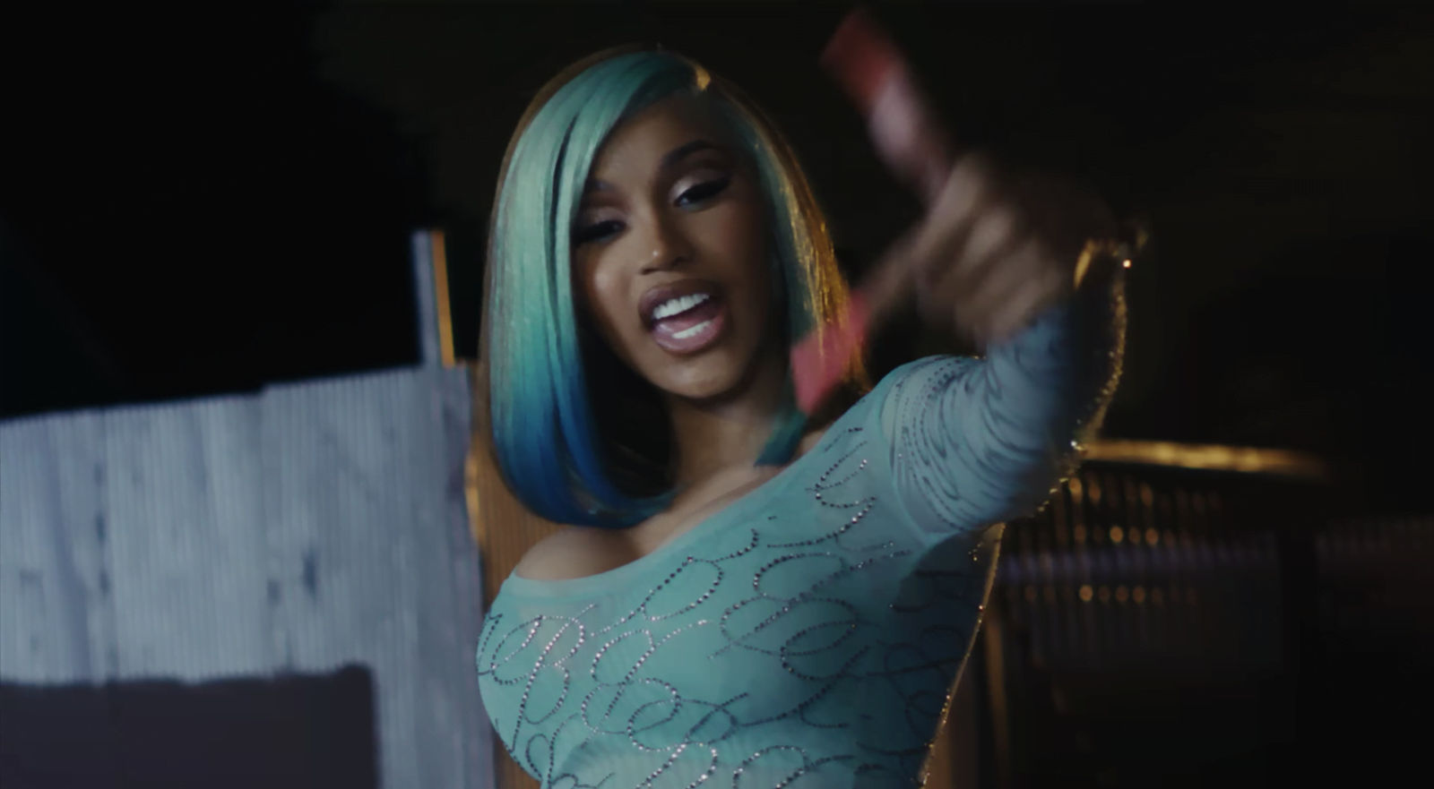 Cardi B a purtat două peruci total opuse în ultima ei apariție din videoclip – Vezi poze