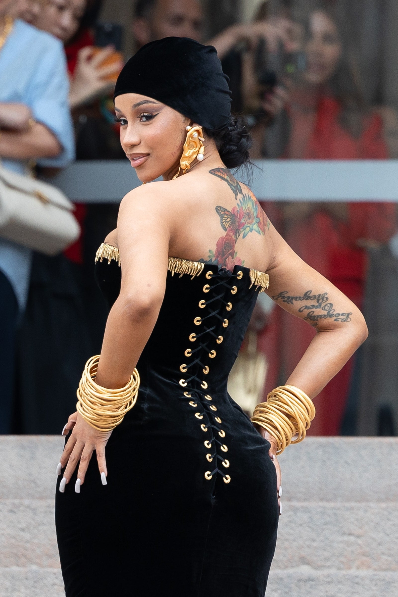 Cea mai recentă coafură a lui Cardi B este una pe care o poți admira doar din spate – Vezi poze