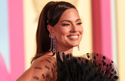 Ashley Graham a fost cusută în rochia ei de la premiera Barbie