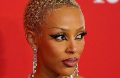 Cea mai recentă manichiură Charm a lui Doja Cat este minunat de haotică – Vezi poze