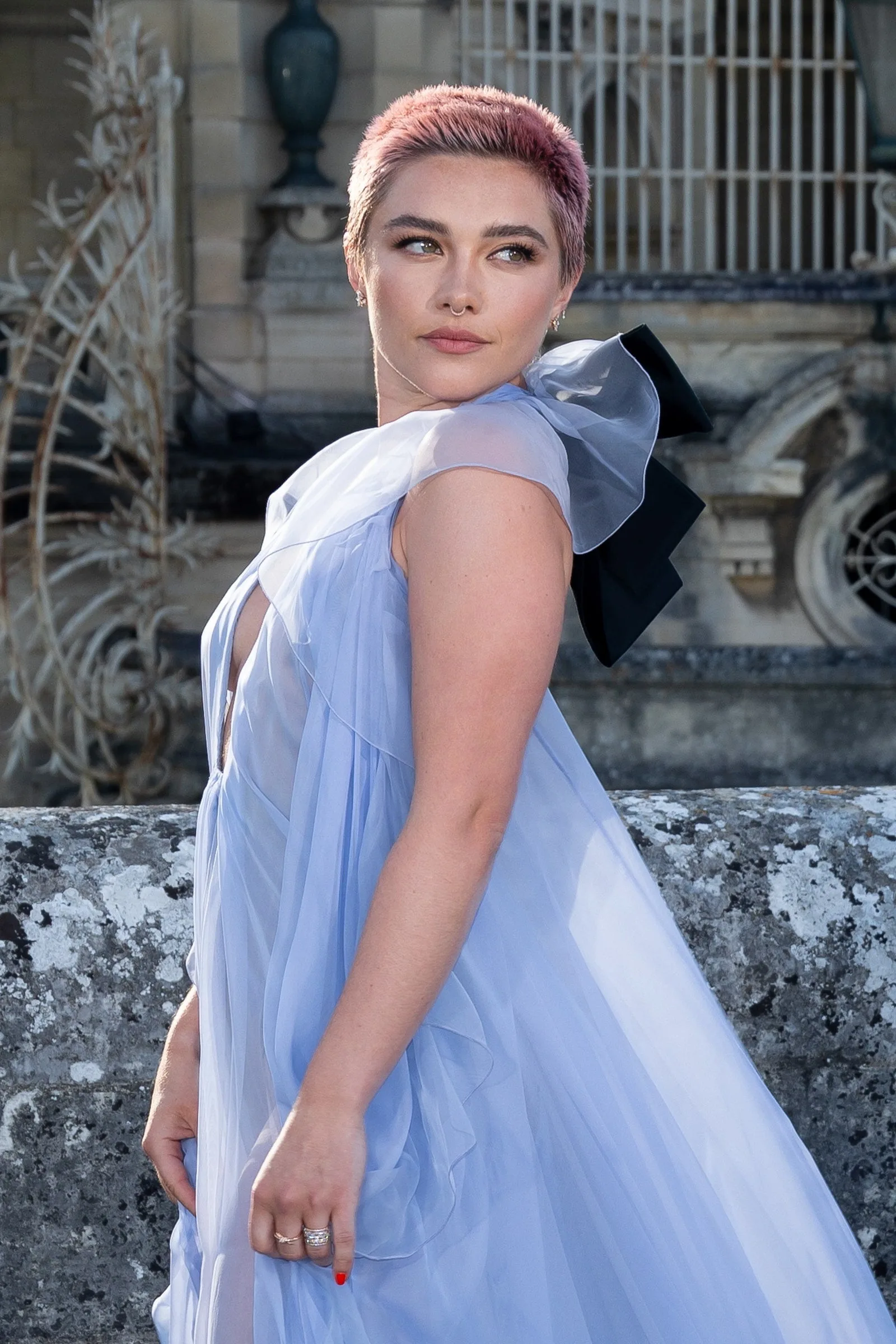 Florence Pugh și-a vopsit tunsoarea Buzz Cut crescută în roz – Vezi foto