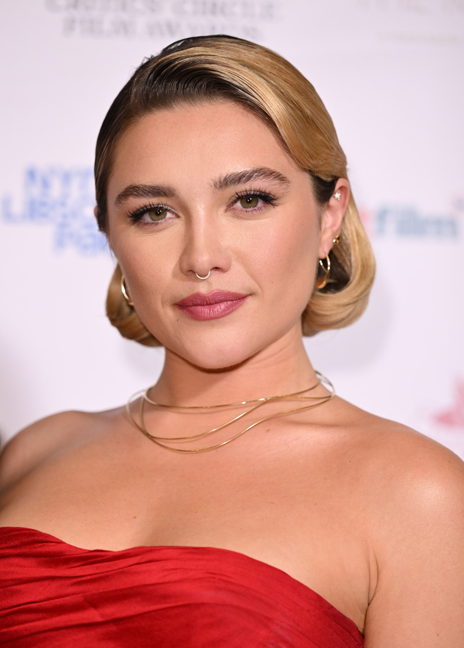 Florence Pugh spune că s-a ras în cap pentru a scoate vanitatea „din peisaj” – Vezi fotografiile