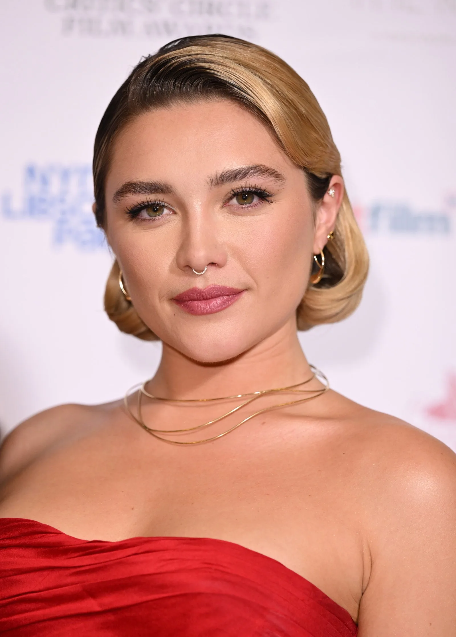 Florence Pugh spune că s-a ras în cap pentru a scoate vanitatea „din peisaj” – Vezi fotografiile