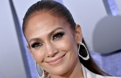 Jennifer Lopez și-a pus o Fedora peste o coadă de cal și cumva a reușit să arate bine – Vezi poze