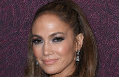 Mi-aș dori să arăt la propriu ca Jennifer Lopez cu părul ud și fără machiaj – Vezi video