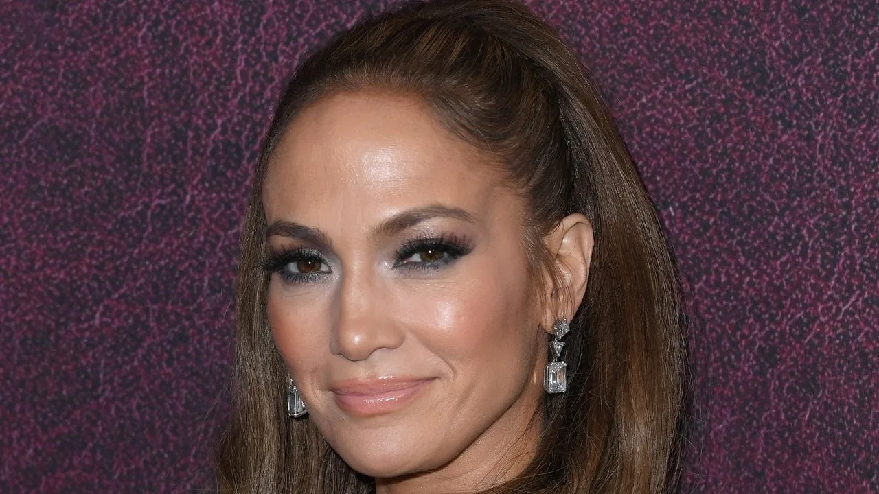 Mi-aș dori să arăt la propriu ca Jennifer Lopez cu părul ud și fără machiaj – Vezi video