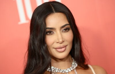 Kim Kardashian arată irecontabil de înfiorător în American Horror Story: Delicate – Vezi video