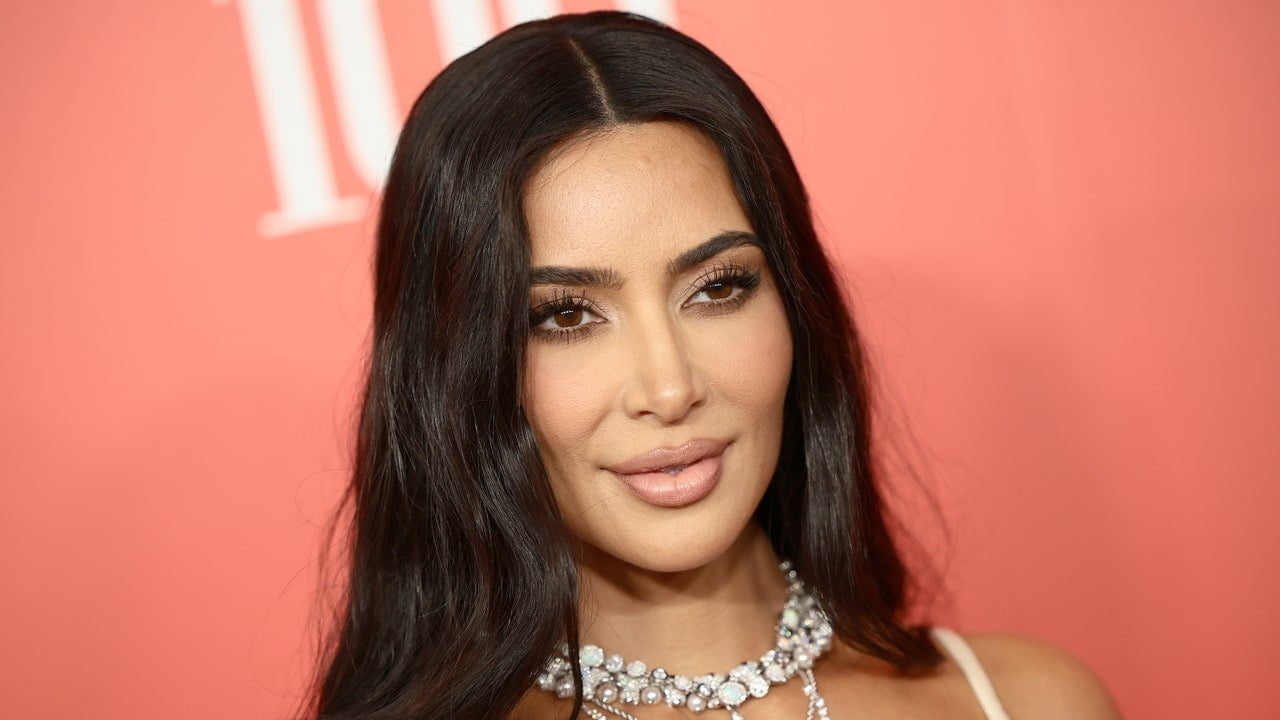 Kim Kardashian arată irecontabil de înfiorător în American Horror Story: Delicate – Vezi video