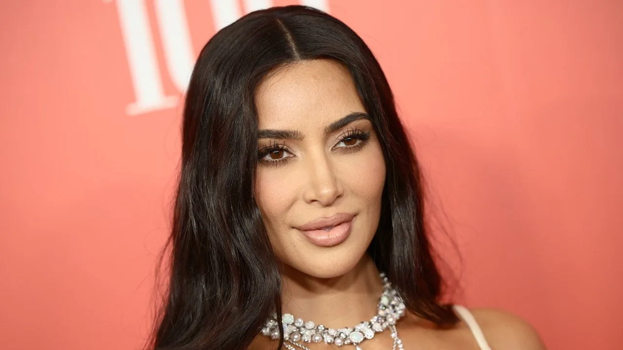 Kim Kardashian arată irecontabil de înfiorător în American Horror Story: Delicate – Vezi video
