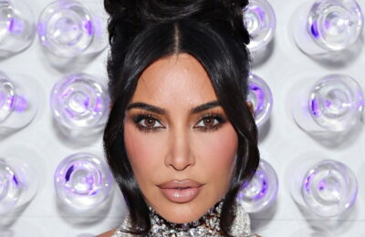 Tocmai m-am familiarizat intim cu scalpul lui Kim Kardashian, împotriva voinței mele – Vezi video