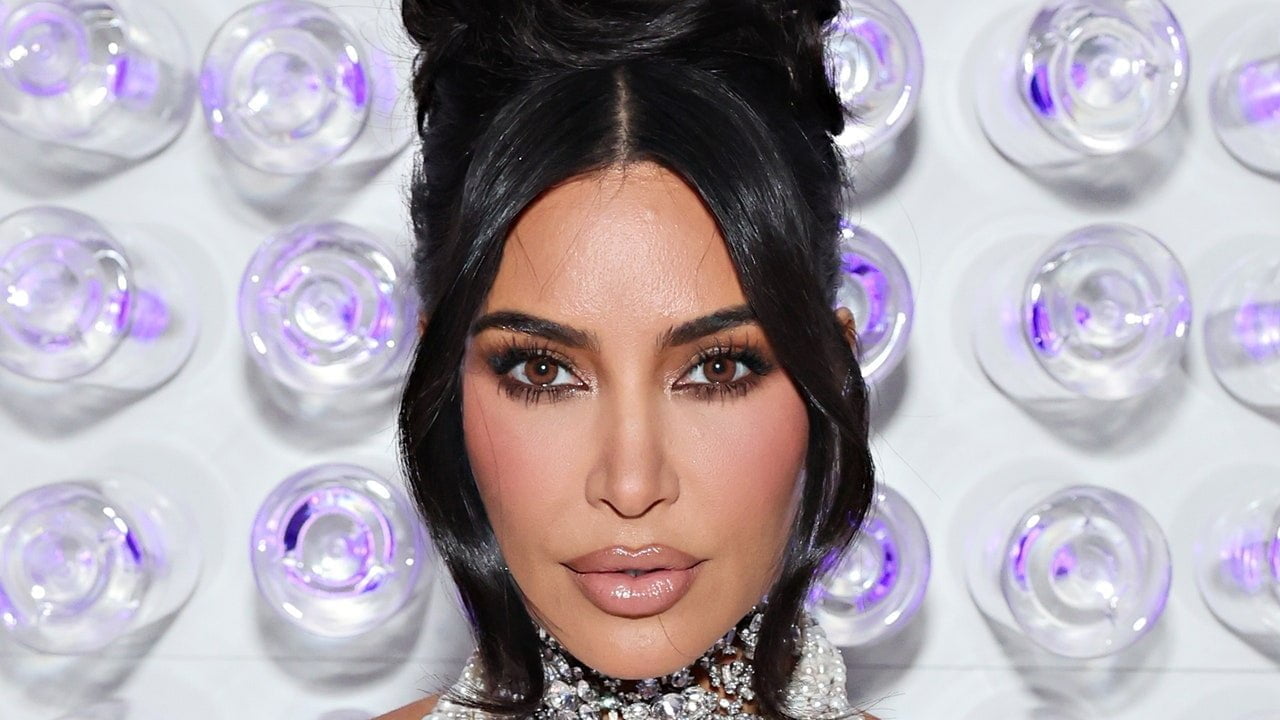 Tocmai m-am familiarizat intim cu scalpul lui Kim Kardashian, împotriva voinței mele – Vezi video