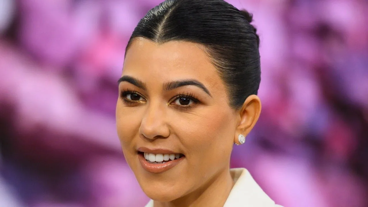 Kourtney Kardashian și-a făcut o manichiură franțuzească colorată pentru a-și etala burtica bebelușului – Vezi poze