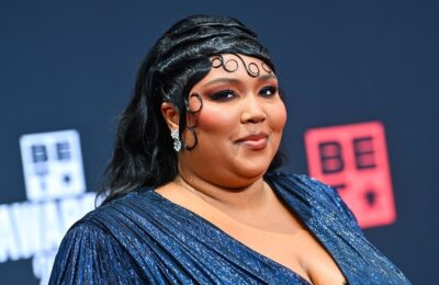 Lizzo s-a transformat în „Lizzolas” cu o perucă de platină – Vezi fotografiile