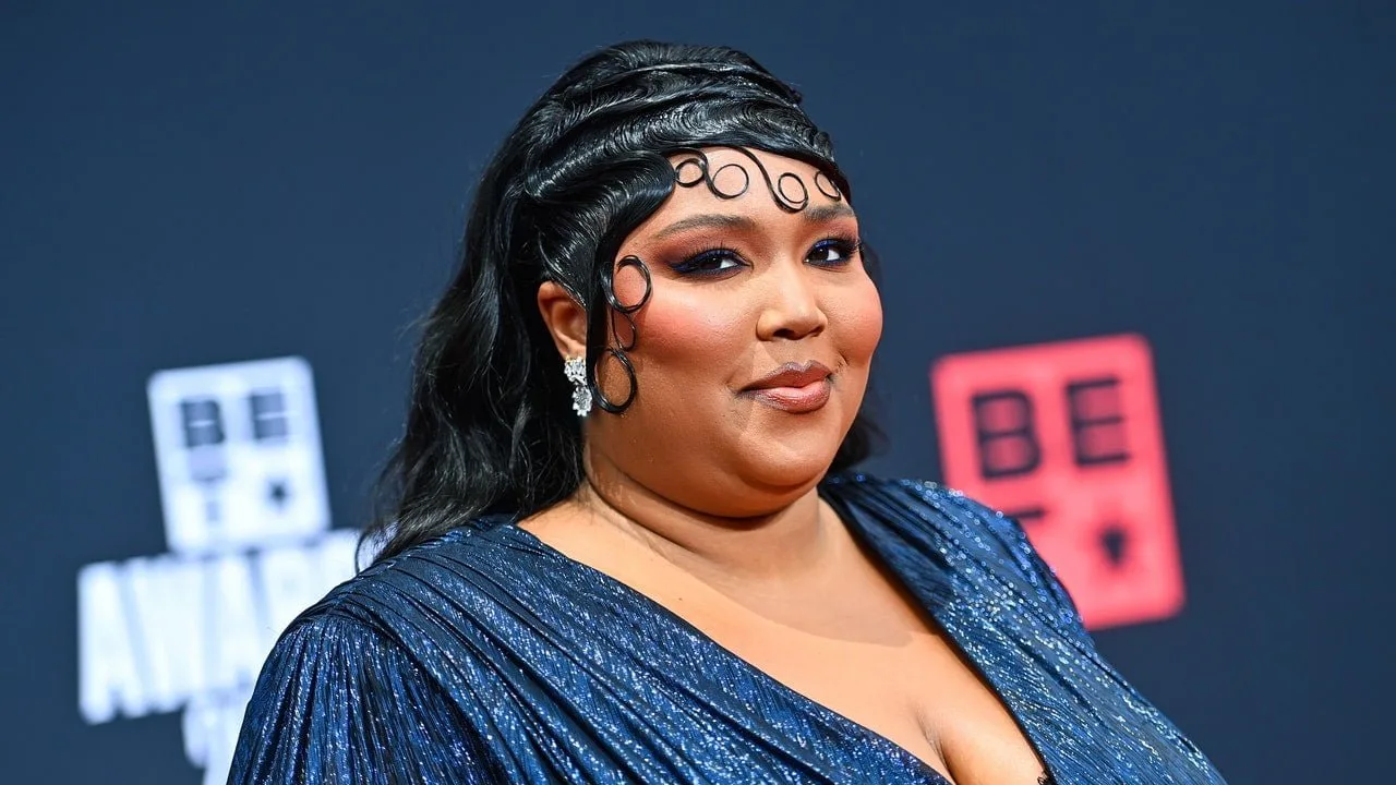 Lizzo s-a transformat în „Lizzolas” cu o perucă de platină – Vezi fotografiile