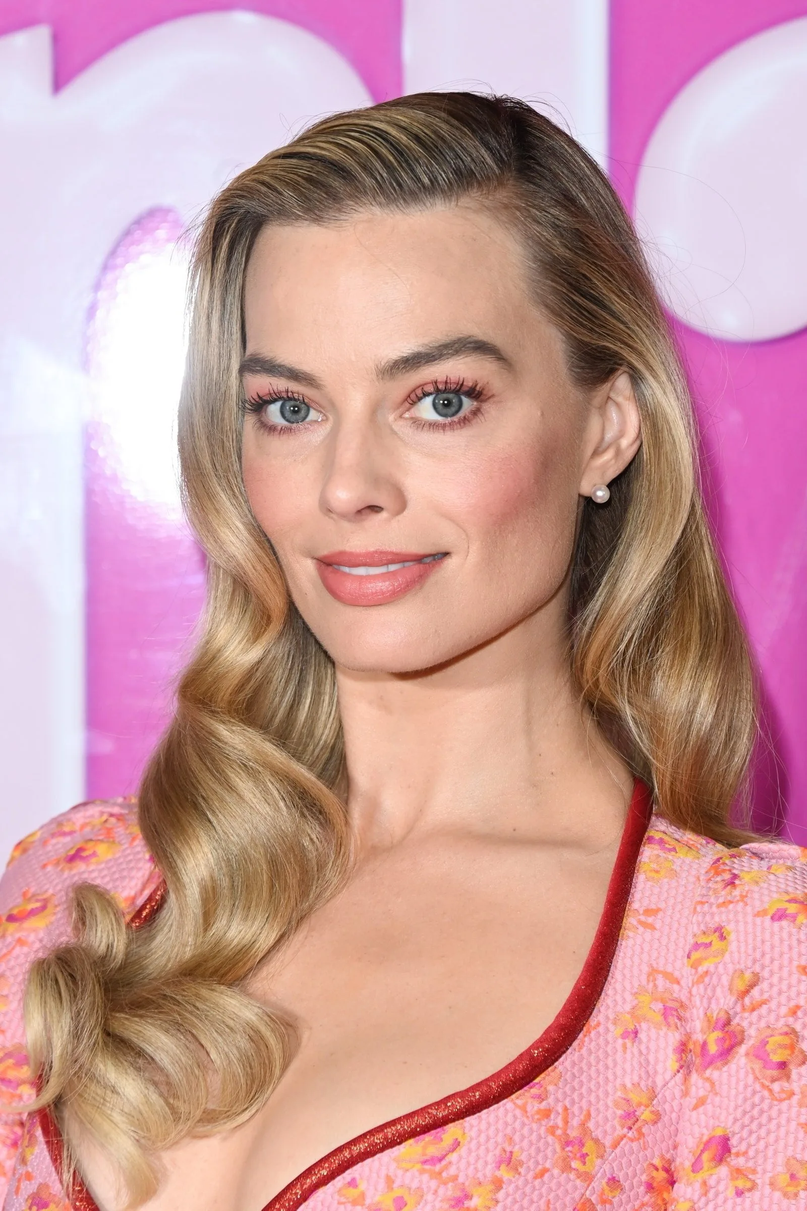 Margot Robbie continuă să găsească noi modalități de a purta tot timpul roz – Vezi fotografiile