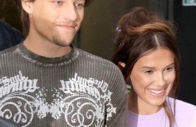 Pantalonii Cargo cu dungi ai lui Millie Bobby Brown cu Jake Bongiovi