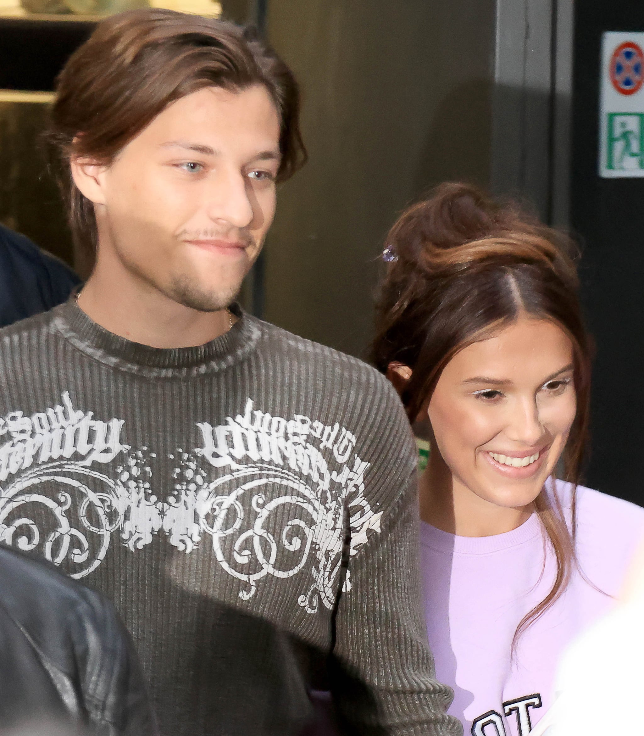 Pantalonii Cargo cu dungi ai lui Millie Bobby Brown cu Jake Bongiovi