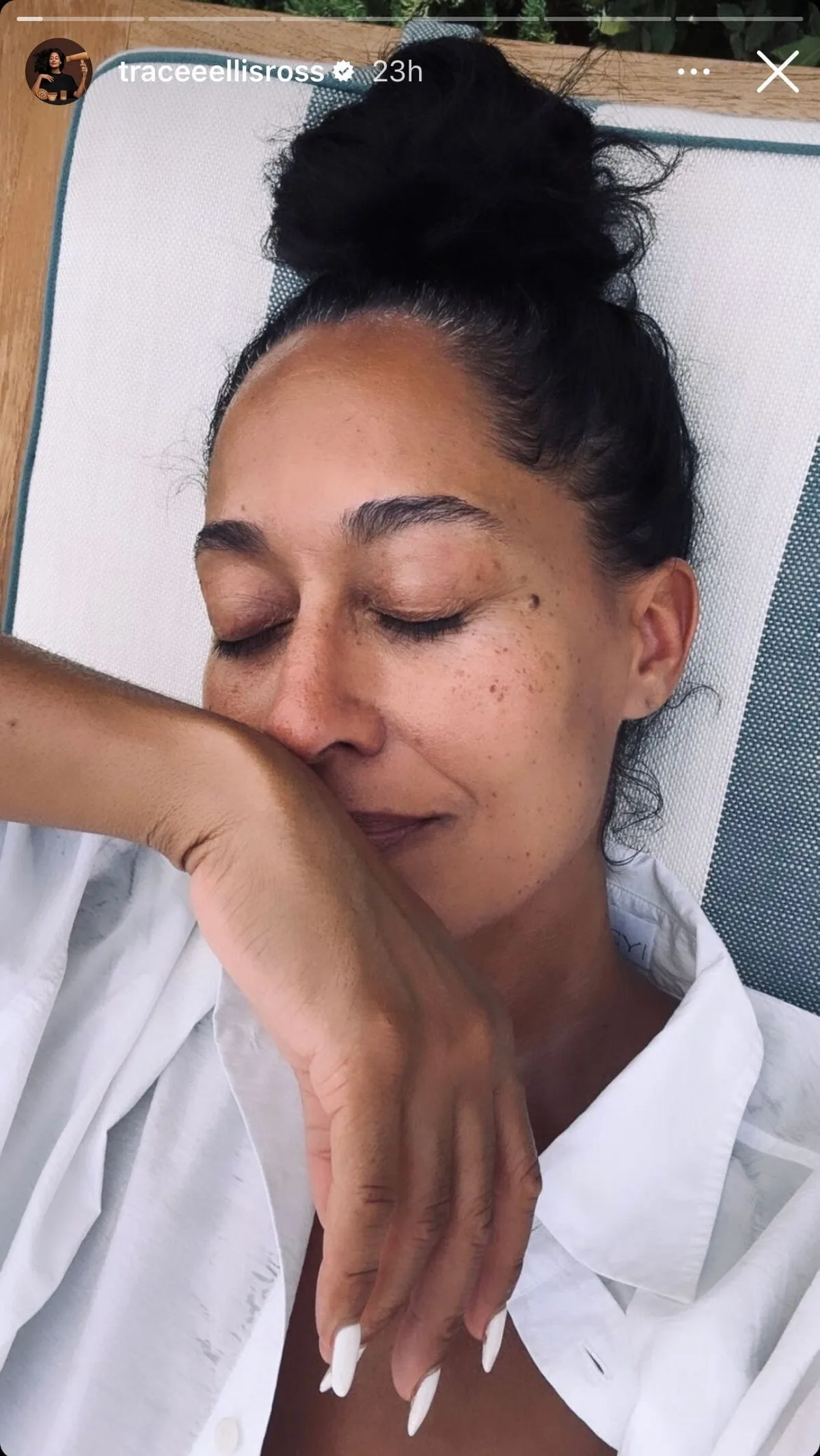 Tracee Ellis Ross tocmai a primit versiunea cu cremă grea a tendinței de manichiură cu baie de lapte – Vezi poze