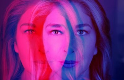 Când Naomi Klein și-a dat seama că oamenii o confundă în mod regulat cu Naomi Wolf, a intrat în gaura de iepure