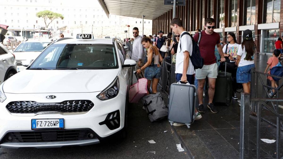 Italia va elibera mai multe licențe de taxi după furia provocată de lipsa de vară