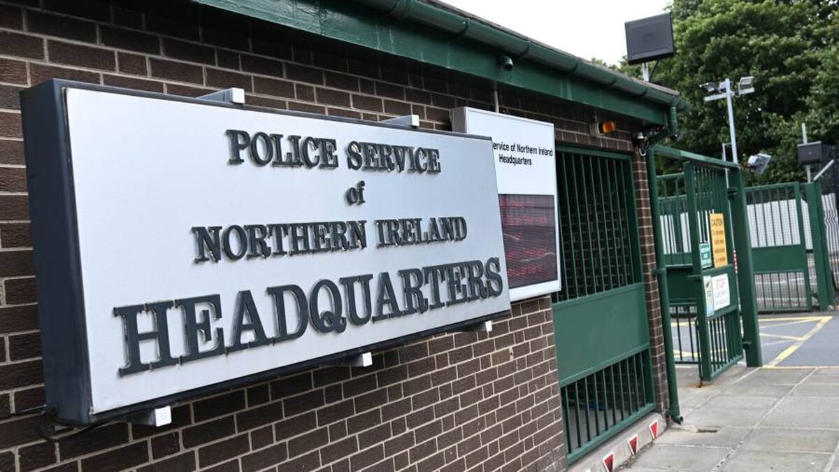 Poliția din Irlanda de Nord a efectuat o arestare după o scurgere de date cu privire la detaliile ofițerilor