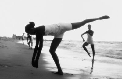 Cu Beach Sessions, Merce Cunningham’s 1991 Beach Birds și Sarah Michelson se îndreaptă spre Rockaway