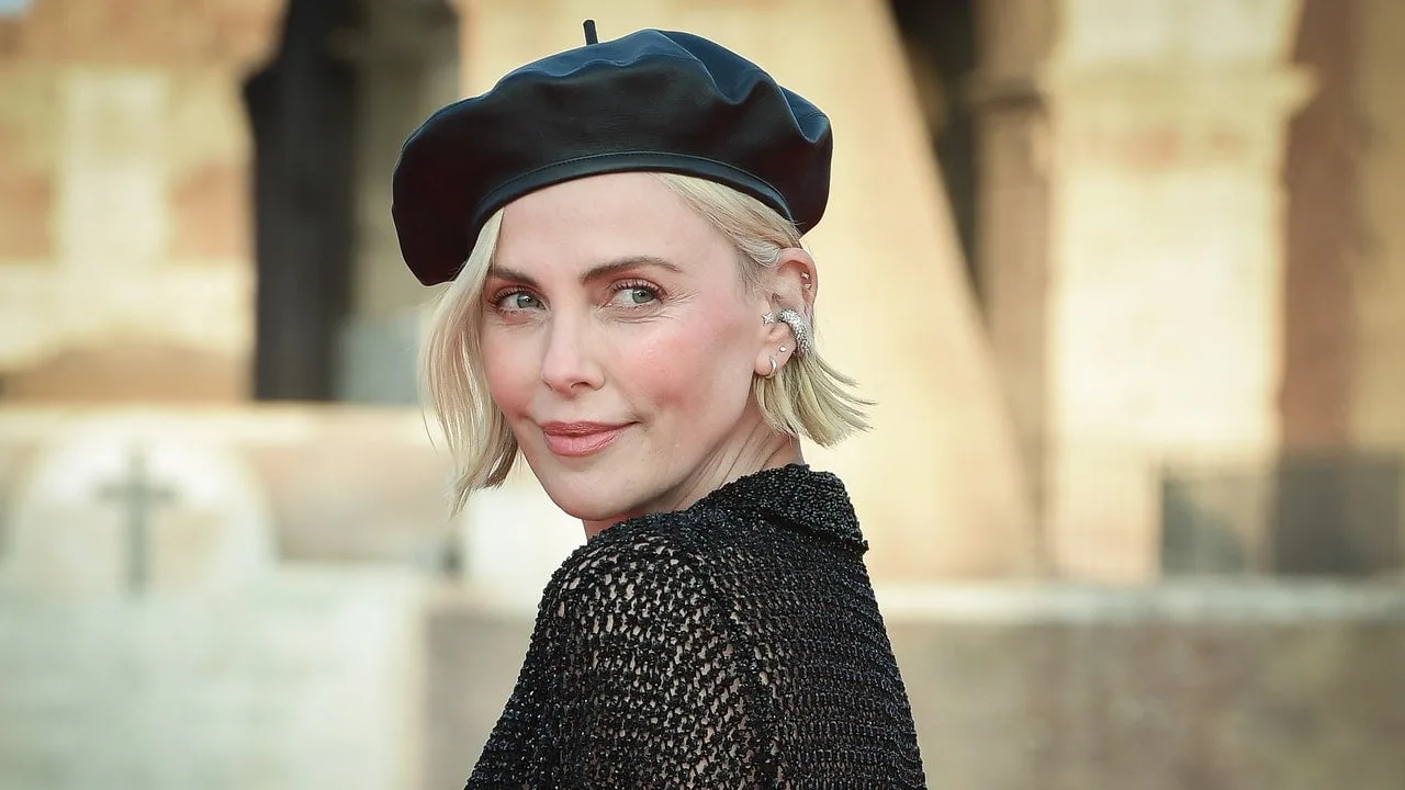 Charlize Theron nu și-a făcut o operație de lifting, mulțumesc că ai întrebat