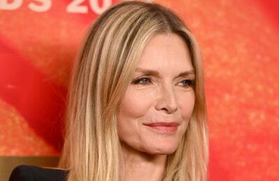 Cum a îndrăznit Michelle Pfeiffer să posteze un selfie uluitor fără machiaj și să nu mă avertizeze în prealabil – Vezi foto