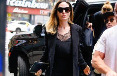 Angelina Jolie își îmbrățișează rădăcinile… Nu, la propriu – Vezi foto