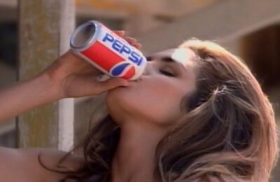 Cindy Crawford și-a reînviat celebrul păr din reclama Pepsi din 1992 – Vezi video
