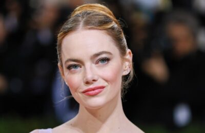 Emma Stone s-a făcut blondă și și-a făcut un bob asimetric, iar acum e ca în 2012 – Vezi fotografiile