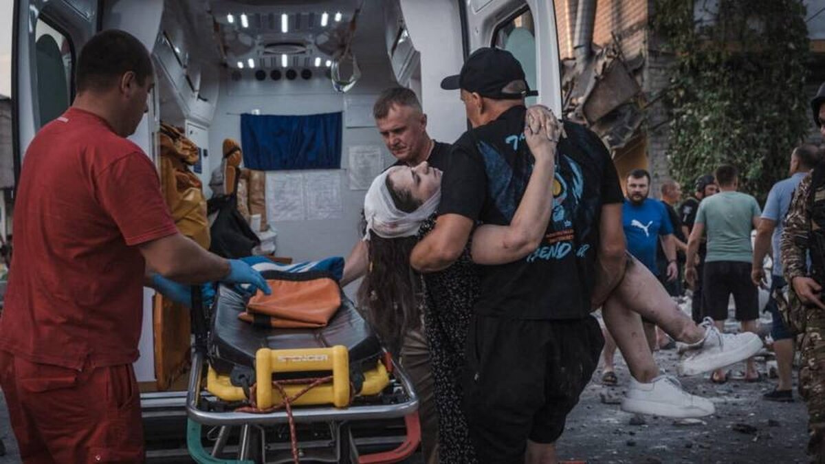 Hotelul folosit de jurnaliști, lovit de atacul rusesc asupra orașului Donețk