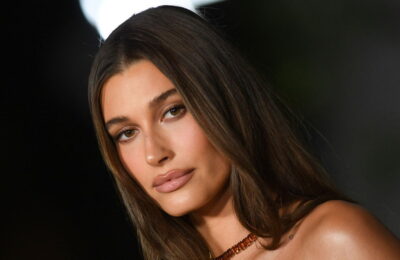 Hailey Bieber refuză pur și simplu să aibă o scenă ciudată în timp ce își lasă să crească Bob-ul – Vezi fotografiile