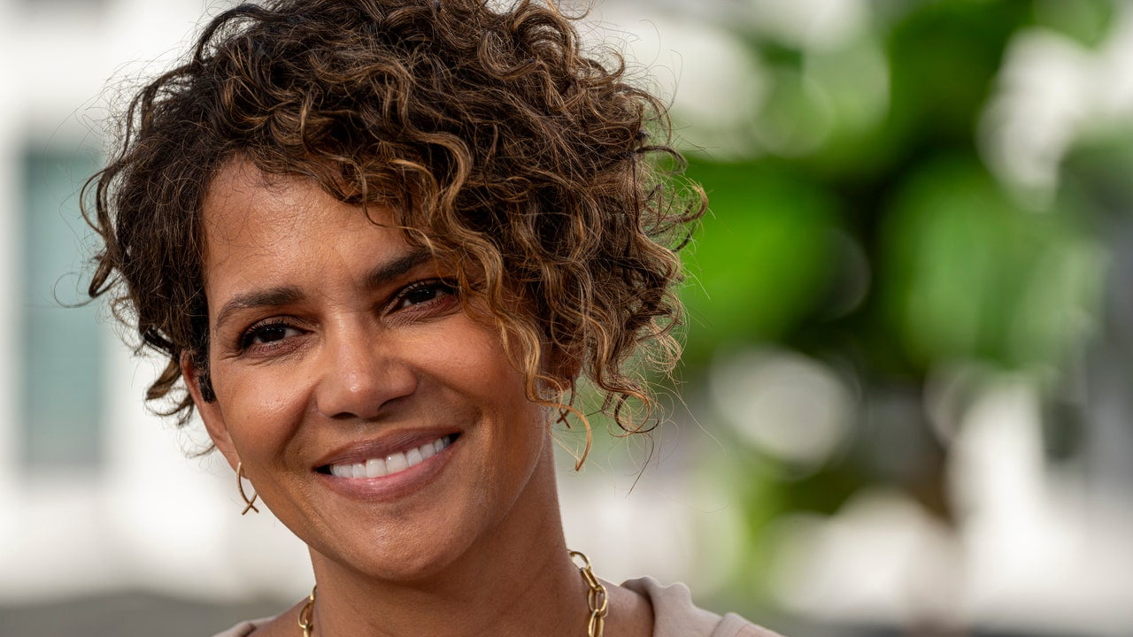 Halle Berry nu ar putea fi mai puțin deranjată de părerile voastre despre afro – Vezi fotografiile
