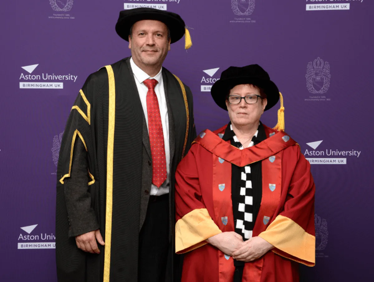 Campioana diversității Steph Keeble primește un doctorat onorific de la Universitatea Aston