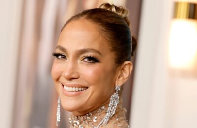 Ochiul fumuriu subtil al lui Jennifer Lopez este perfect pentru a mânca paste pe o barcă – Vezi video